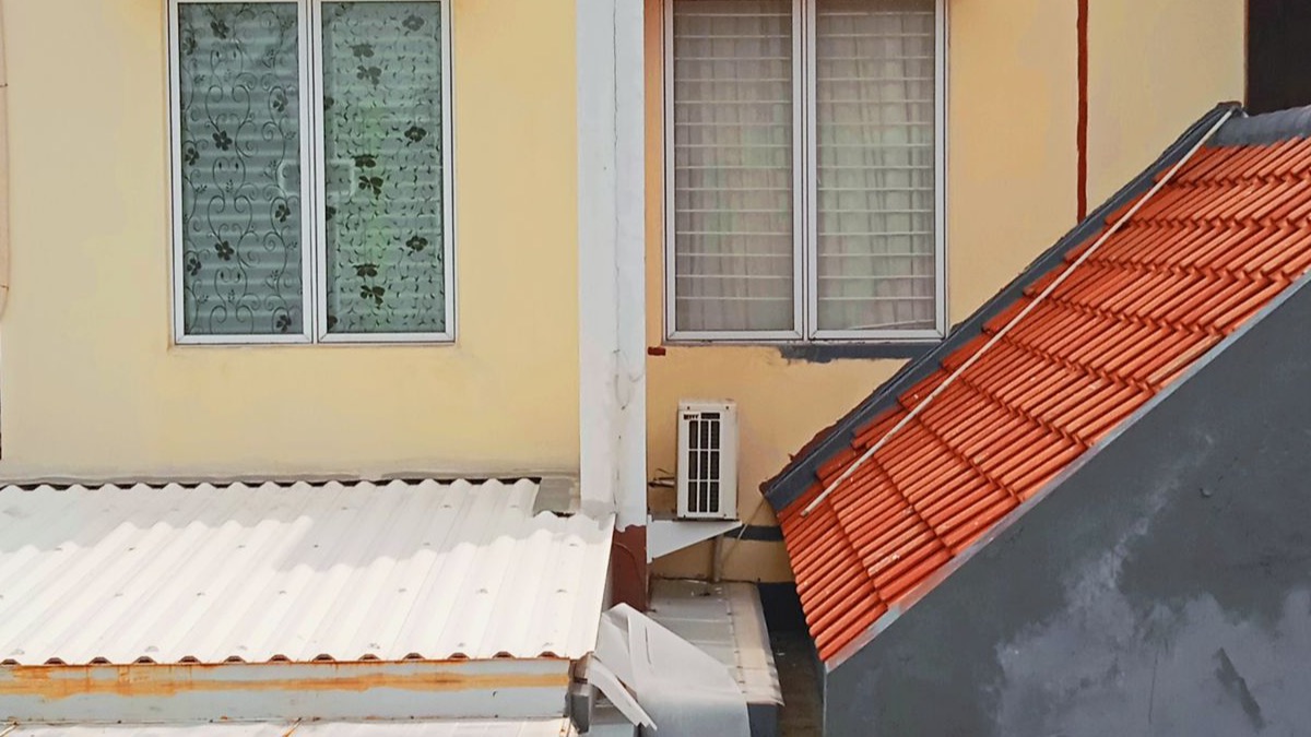Flera bostadsfönster i en lugn bostadsfasad